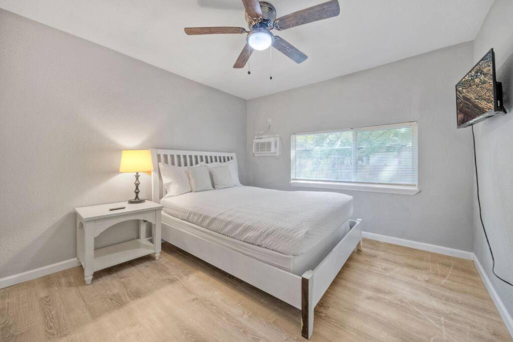 אוסטין Great Value Stay Near Tesla מראה חיצוני תמונה